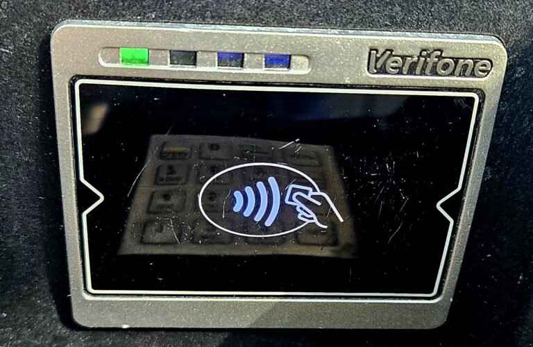 Cashless payment device for mobile casino checks